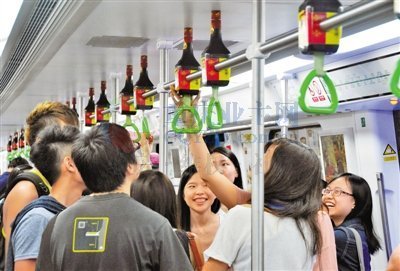 地鐵拉手廣告