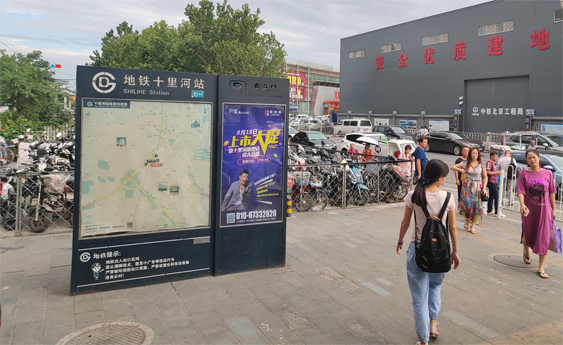 地鐵出入口燈箱廣告.jpg